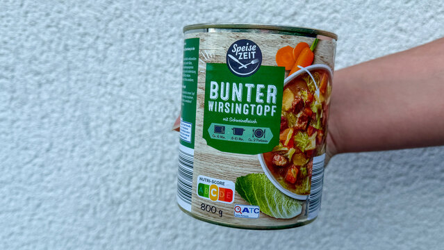 Holding canned savoy cabbage stew with nutri-score label
