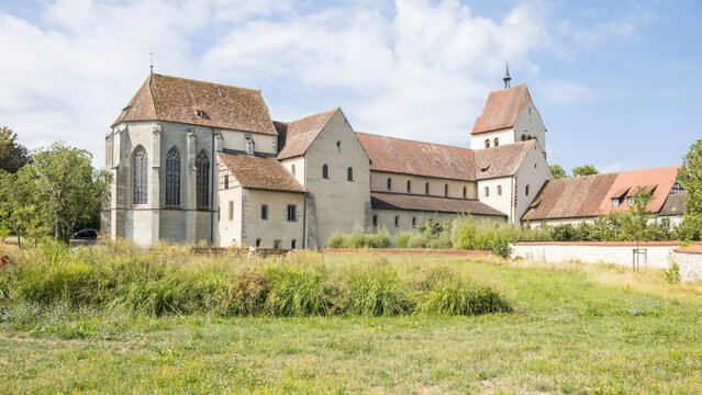 La cath&eacute;drale de Mittelzell (officiellement M&uuml;nster St. Maria und Markus) est l'ancienne &eacute;glise abbatiale du monast&egrave;re b&eacute;n&eacute;dictin de l'&icirc;le de Reichenau, en Allemagne, situ&eacute;e sur le lac de Constance