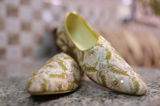 Traditional Embroidered Indian Groom Mojari Jutti Shoes for Wedding Attire.