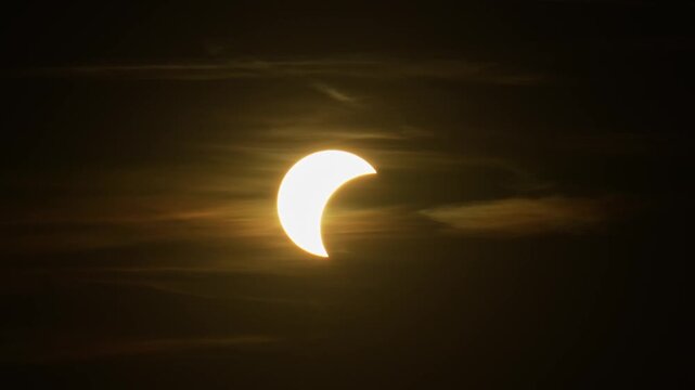 Partielle Sonnenfinsternis mit leuchtender Sonnensichel am dunklen Himmel in Deutschland, Bayern, Passau, 