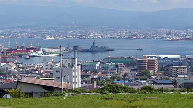 住宅街の公園から港を見下ろした風景。