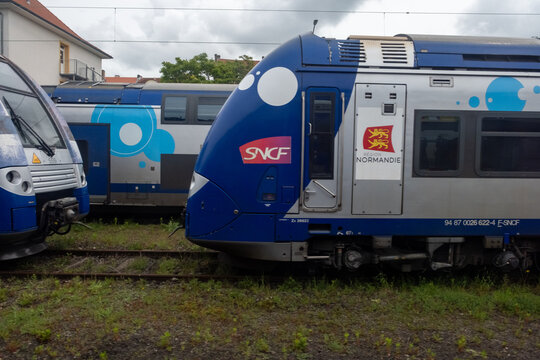 Vue serr&eacute;e d'un train TER (Normandie)