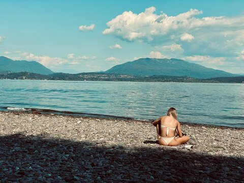 Lesa: il lago, la Spiaggia della Madonna di campagna in secca. Piemonte, Italia