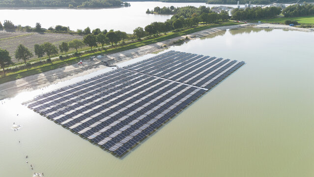 At this location in Drenthe, a floating solar park with many solar panels supplies sustainable energy to the company carrying out sand extraction here