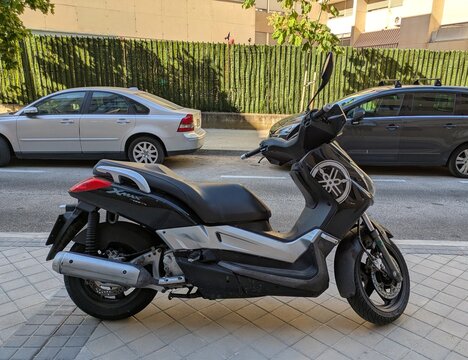 Vista lateral de moto scooter Yamaha XMAX 125cc, estacionada en Madrid, Espa&ntilde;a, 10 de junio de 2026