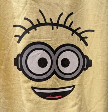 Vista de cerca del estampado de la cara de un minion sonriente, en una camiseta. Madrid, Espa&ntilde;a, 10 de junio de 2026
