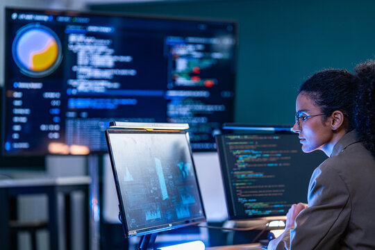 Brazilian IT security analyst reviewing malicious code patterns and firewall activity logs to prevent unauthorized access in a corporate network.