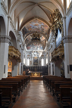 interior of the basilica of Sant'Antonino, patron saint of the city. The church, an example of Romanesque architecture and characterized by a large octagonal bell tower Piacenza Italy