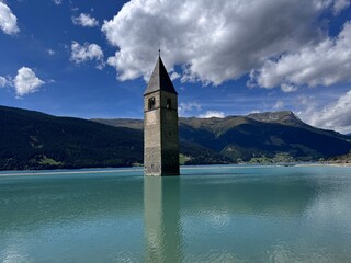 Schöne Landschaft am Reschensee in Südtirol mit dem versunkenen Kirchturm © Sigena