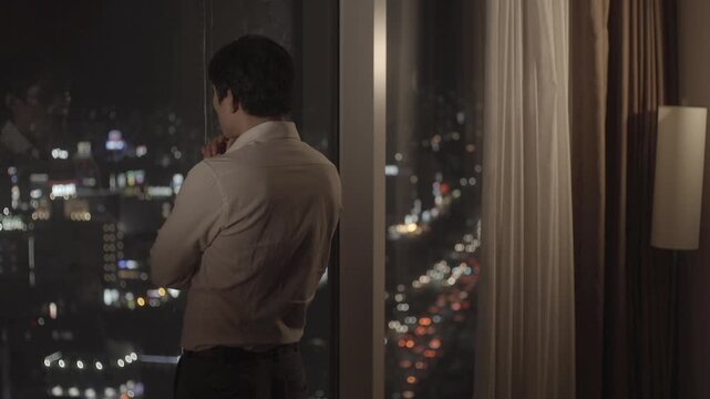 비즈니스맨 사업 CEO 사무실 집무실 회사 야경 도시 창문 뒷모습 남성 직장인 경영자 임원 성공 야근 고층건물 도시풍경 조명 스카이라인 셔츠 경제 경기 조명 등 불빛