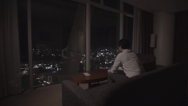 비즈니스맨 사업 CEO 사무실 집무실 회사 야경 도시 창문 뒷모습 남성 직장인 경영자 임원 성공 야근 고층건물 도시풍경 조명 스카이라인 셔츠 와이셔츠 바지 소파 조명 등 불빛