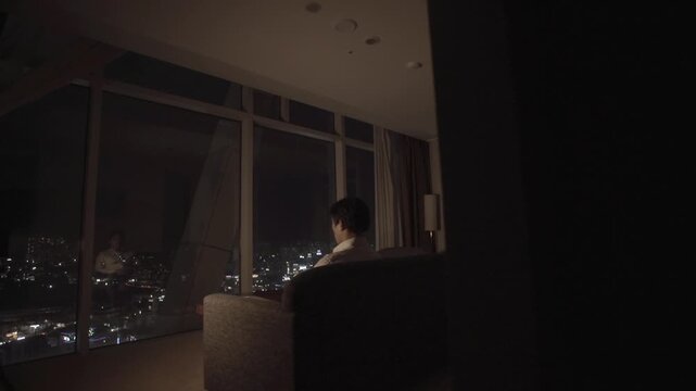 비즈니스맨 사업 CEO 사무실 집무실 회사 야경 도시 창문 뒷모습 남성 직장인 경영자 임원 성공 야근 고층건물 도시풍경 조명 스카이라인 셔츠 경제 경기 조명 등 불빛