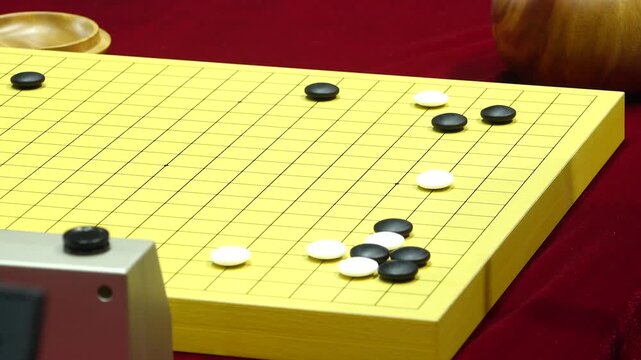 바둑 바둑판 바둑돌 흑돌 백돌 대국 경기 대회 시계 체스시계 바둑통 손 대결 승부 전략 기원 보드게임 전통게임 문화 지능 스포츠 기보 바둑기사 기사 선수 대국자 타이머 계측기 목재바둑판 바둑알 수순 포진 두뇌게임 마인드스포츠 수읽기 행마
