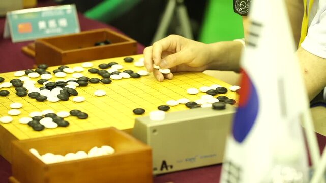 바둑 바둑판 바둑돌 흑돌 백돌 대국 경기 대회 시계 체스시계 바둑통 손 대결 승부 전략 기원 보드게임 전통게임 문화 지능 스포츠 기보 바둑기사 기사 선수 대국자 타이머 계측기 목재바둑판 바둑알 수순 포진 두뇌게임 마인드스포츠 수읽기 행마
