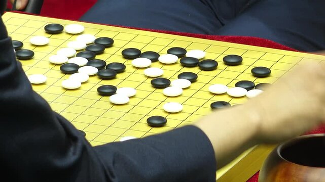 바둑 바둑판 바둑돌 흑돌 백돌 대국 경기 대회 시계 체스시계 바둑통 손 대결 승부 전략 기원 보드게임 전통게임 문화 지능 스포츠 기보 바둑기사 기사 선수 대국자 타이머 계측기 목재바둑판 바둑알 수순 포진 두뇌게임 마인드스포츠 수읽기 행마