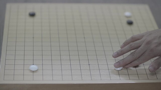 바둑 바둑판 바둑돌 흑돌 백돌 대국 경기 대회 시계 체스시계 바둑통 손 대결 승부 전략 기원 보드게임 전통게임 문화 지능 스포츠 기보 바둑기사 기사 선수 대국자 타이머 계측기 목재바둑판 바둑알 수순 포진 두뇌게임 마인드스포츠 수읽기 행마