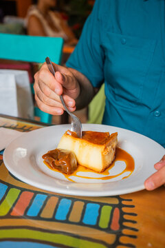 Postre flan con dulce de leche