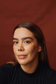 Woman with straight hair and black t-shirt looking at the camera