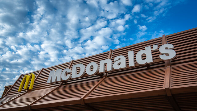 Gap, France - 16 ao&ucirc;t 2026: Enseigne et logo sur un restaurant McDonald's. McDonald's Corporation est une multinationale am&eacute;ricaine de restauration rapide avec une pr&eacute;sence mondiale