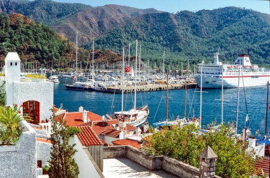 Historisches Farbfoto des Hafens von Marmaris am &ouml;stlichen Mittelmeer mit Booten und Schiffen an den Landungsstegen und bewaldeten Bergen im Hintergrund , T&uuml;rkei, 10, Mai 2003