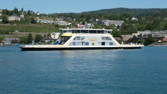 Autof&auml;hre Meilen-Horgen n&auml;hert sich dem F&auml;hrterminal in Meilen am Z&uuml;richsee, Schweiz