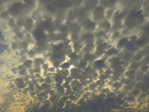Cirrocumuli al tramonto dorato.