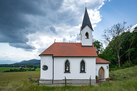 Aussichtskapelle St. Josef in Eyrain am Irschenberg mit Alpenpanorama.