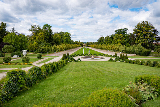 Schlossgarten Neustrelitz mit barocker Sichtachse, Brunnen und Hebe-Tempel.