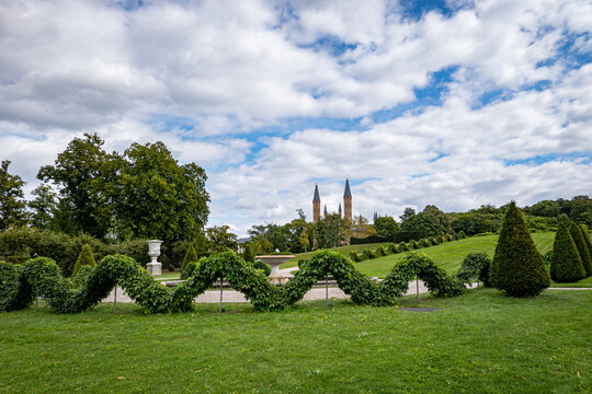 Schlossgarten Neustrelitz mit girlandenf&ouml;rmigen Hecken und Blick zur Schlosskirche.