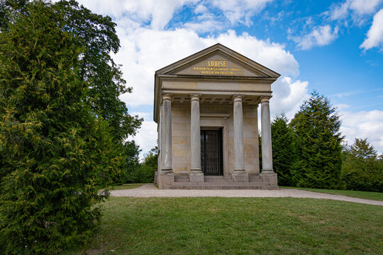 Luisentempel im Schlosspark Neustrelitz mit klassizistischer S&auml;ulenfront.