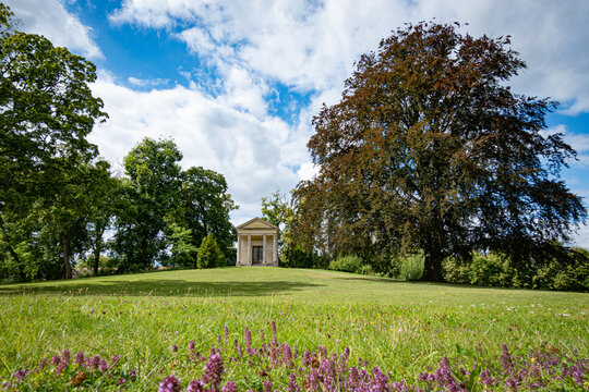 Luisentempel im Schlosspark Neustrelitz mit klassizistischer S&auml;ulenfront , integriert im Stadtpark.