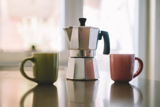 Moka pot coffee maker with espresso coffee cups
