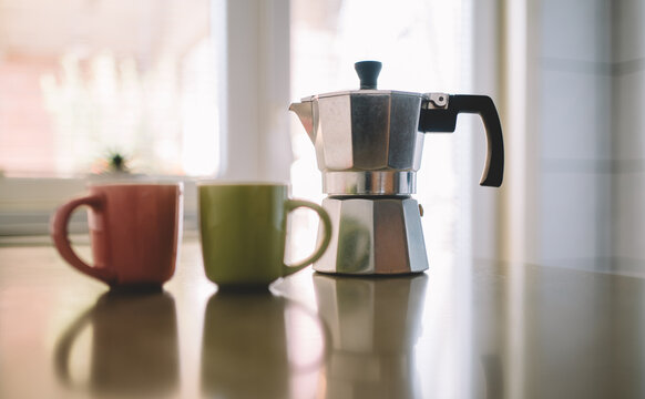 Moka pot coffee maker with espresso coffee cups