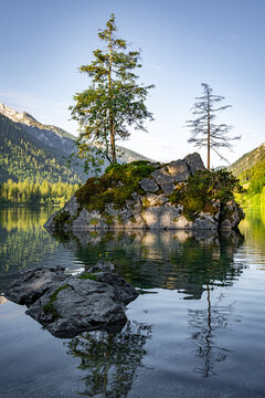 Felseninsel im Hintersee, malerische Landschaft im Hochformat