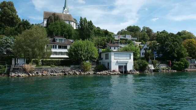 Uferzone von der Gemeinde Herrliberg am Z&uuml;richsee vom Kursschiff aus gefilmt an einem Sommertag
