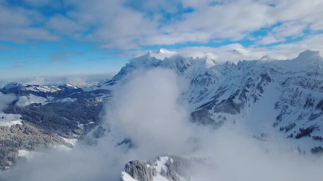 Einzelne Wolke ruht im Tal unter scharfem Felsgipfel &ndash; k&uuml;nstlerische Winter-Luftaufnahme