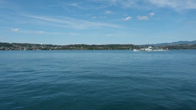 ZSG Kursschiff auf dem Z&uuml;richsee an einem sonnigen Sommertag in der Schweiz, Entspannung und Urlaub im Sommer auf dem See in der Schweiz