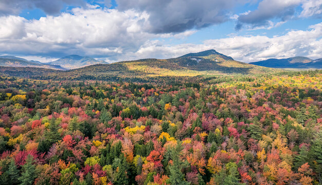 Beautiful autumn colors of the Kancamagus Highway - New Hampshire White Mountains