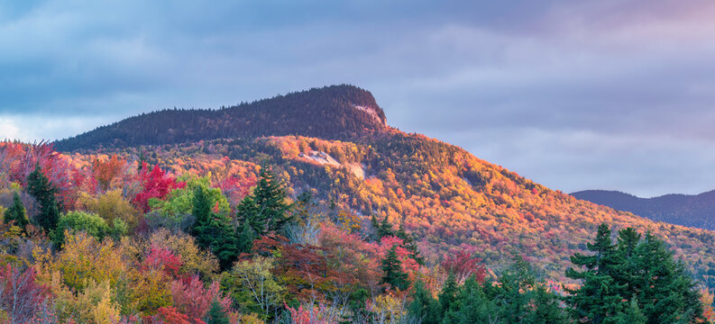 Autumn sunrise at the Sugar Hill Overlook on the Kancamagus Highway scenic drive - New Hampshire