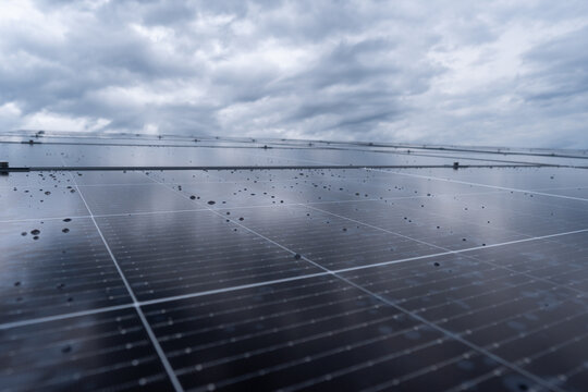 Photovoltaik Panels Dach Installation - Solar Zellen mit stark bew&ouml;lktem Himmel Hintergrund