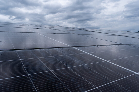 Photovoltaik Panels Dach Installation - Solar Zellen mit stark bew&ouml;lktem Himmel Hintergrund