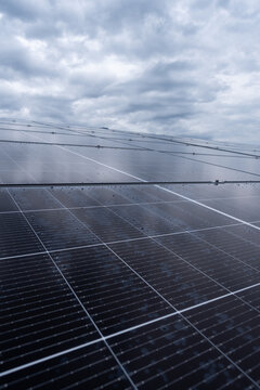 Photovoltaik Panels Dach Installation - Solar Zellen mit stark bew&ouml;lktem Himmel Hintergrund