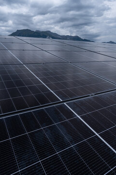 Photovoltaik Panels Dach Installation - Solar Zellen mit stark bew&ouml;lktem Himmel Hintergrund