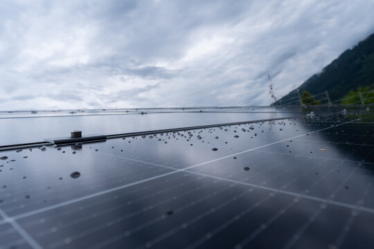 Photovoltaik Panels Dach Installation - Solar Zellen mit stark bew&ouml;lktem Himmel Hintergrund