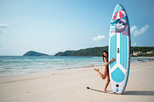 Representing reliable travel assistance and connectivity during a carefree beach and SUP experience
