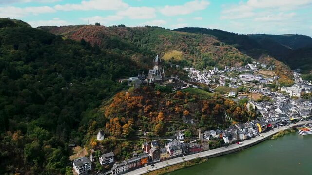Flug &uuml;ber Cochem, in Richtung Mosel und Reichsburg