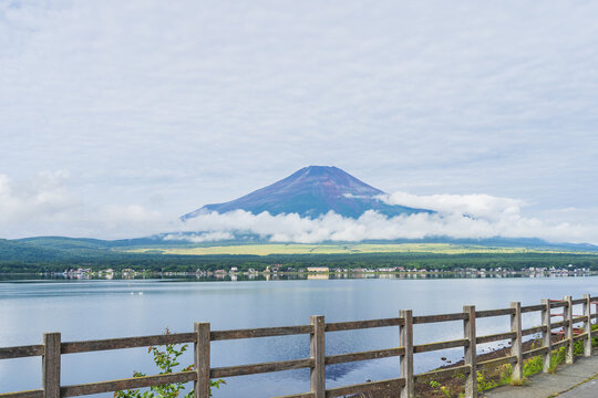 日本の風景｜山梨県・山中湖と富士山・長池親水公園付近から撮影・夏の富士山(8月)