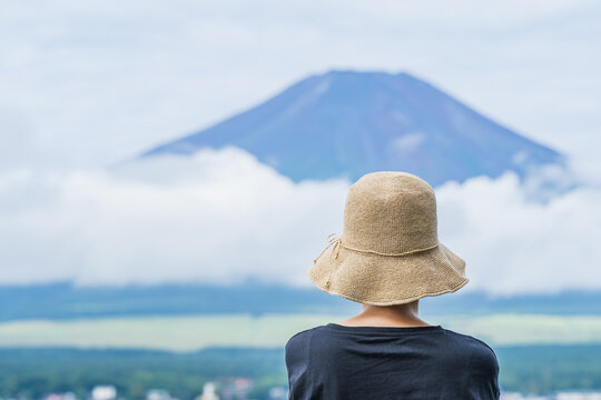 後ろ姿の女性と富士山｜山中湖・湖畔から夏の富士山を眺める女性・日本の風景