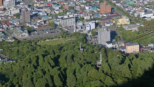 山を登り降りするロープウェイと街を見下ろした風景。