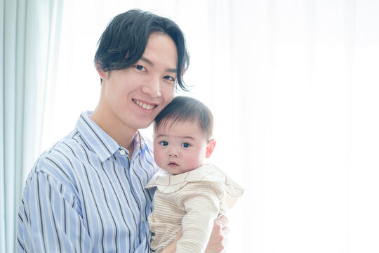 リビングで赤ちゃんを抱っこするお父さん　赤ちゃんの目線